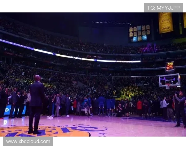 2025铁人荣耀时刻全队齐心协力捧杯共庆冠军荣耀之夜